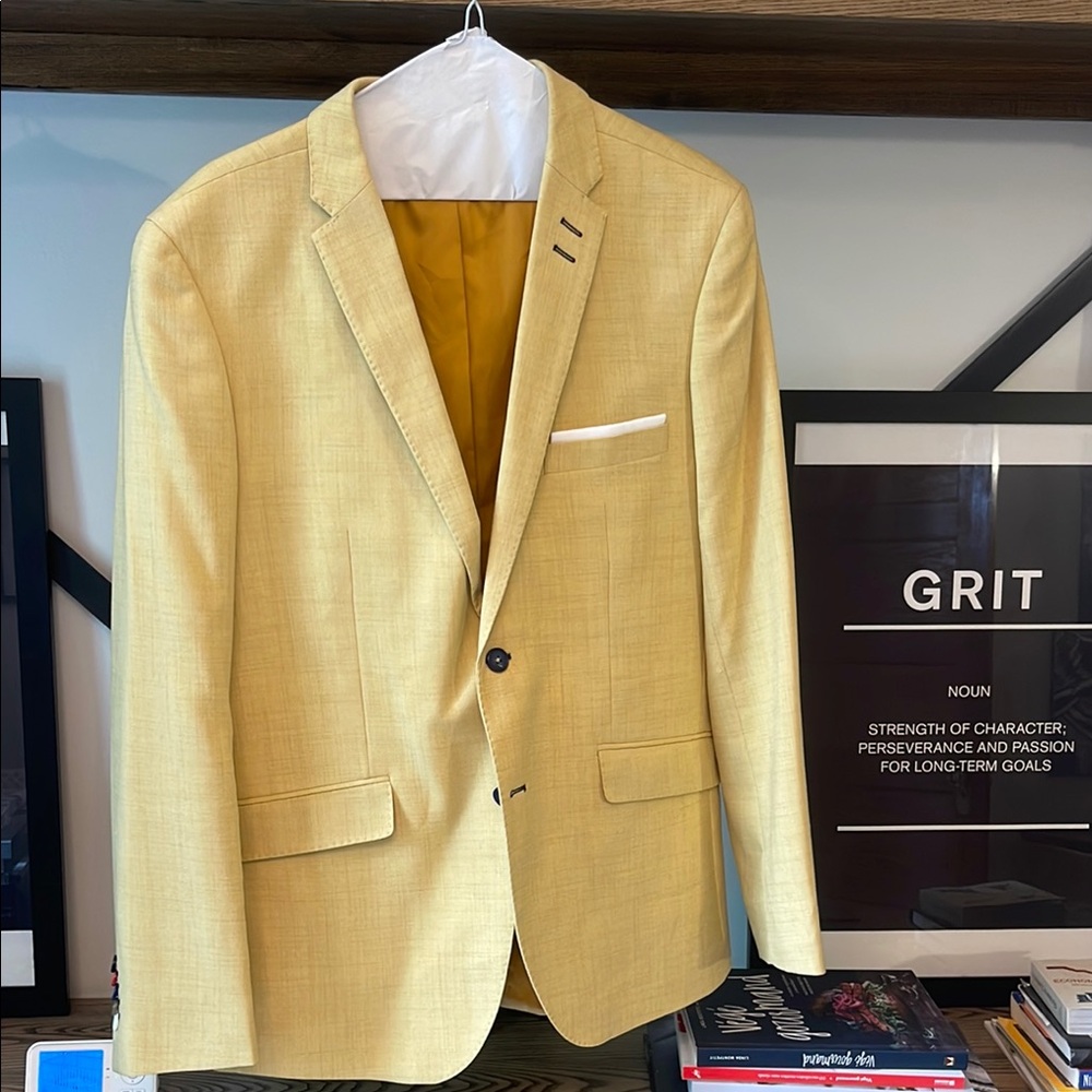 Yellow Sport Coat with Notched Lapels and Tailored Fit